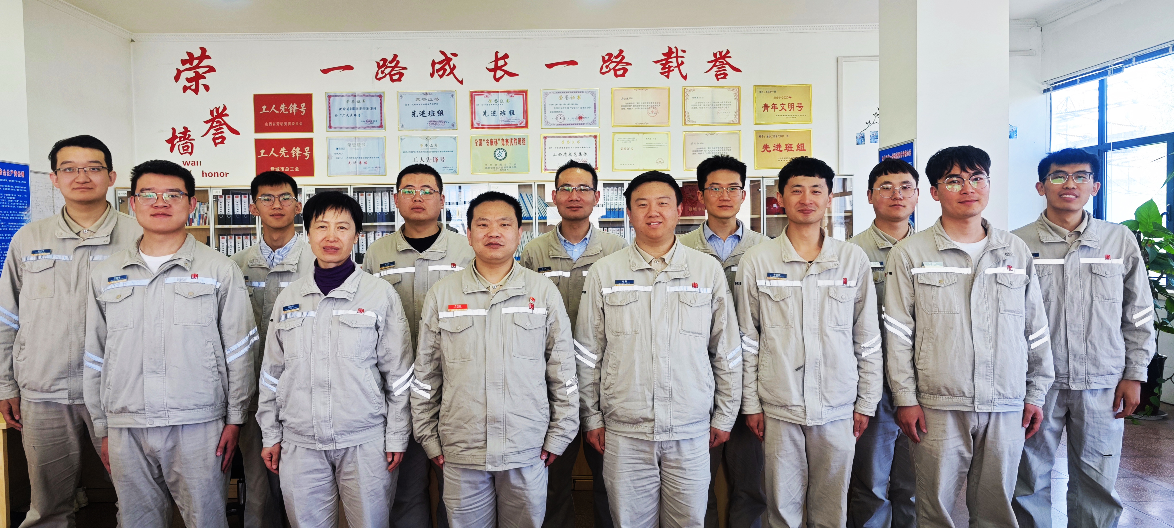 陽城發電公司保護一班集體照.jpg