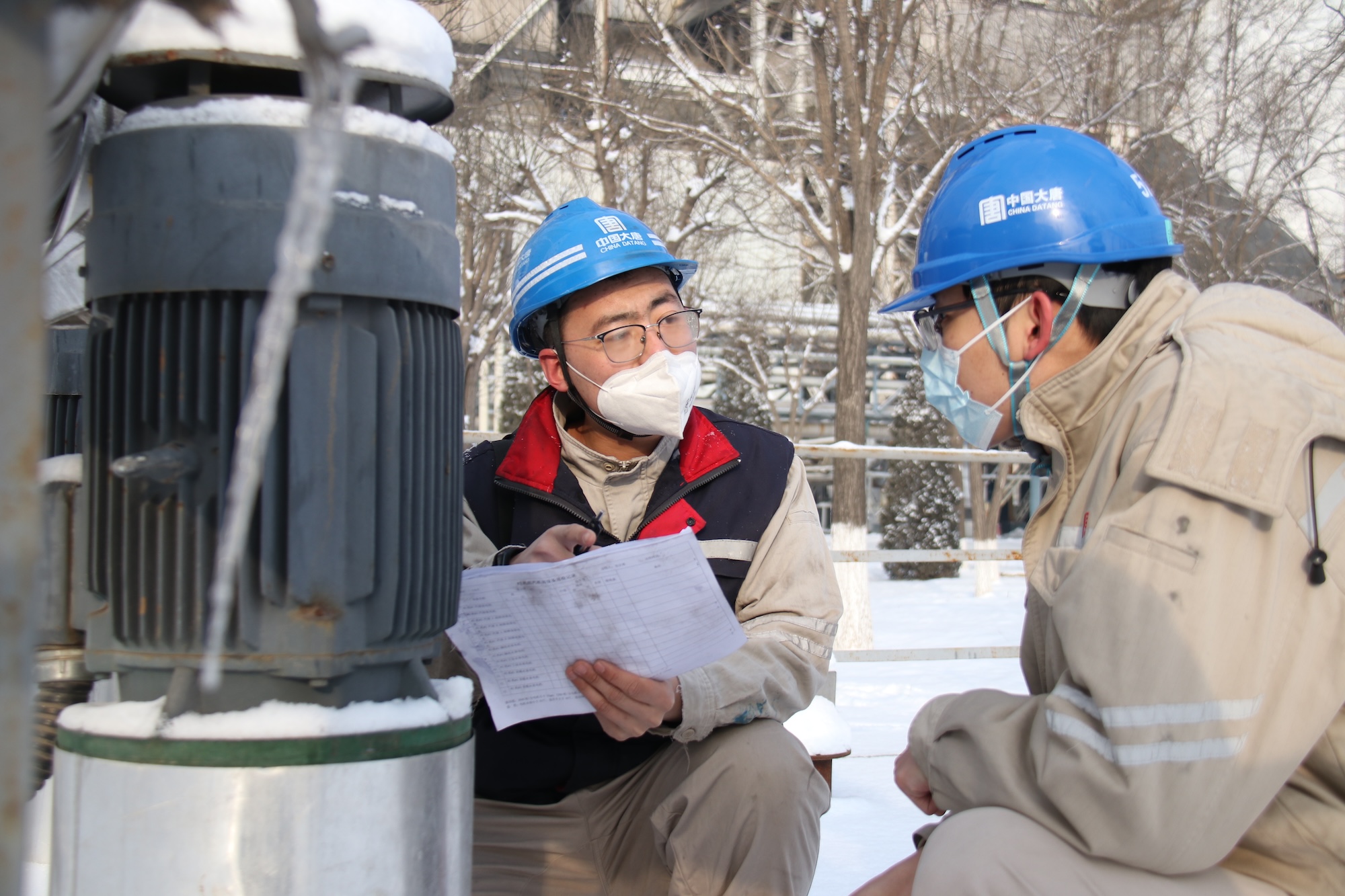 3.圖為盤山發電公司職工對室外設備進行巡檢，保障設備安全穩定供電供熱.jpg