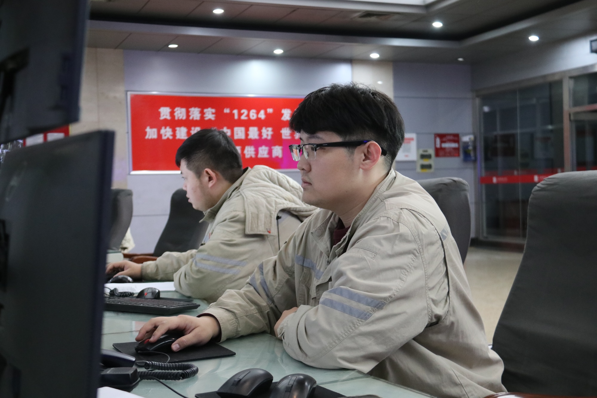 2.圖為發電部實時掌握來煤翻卸進度，并及時通報燃料結構，確保機組經濟穩定運行.jpg