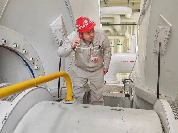 6-大唐東營發電公司職工現場檢查機組振動情況.jpg