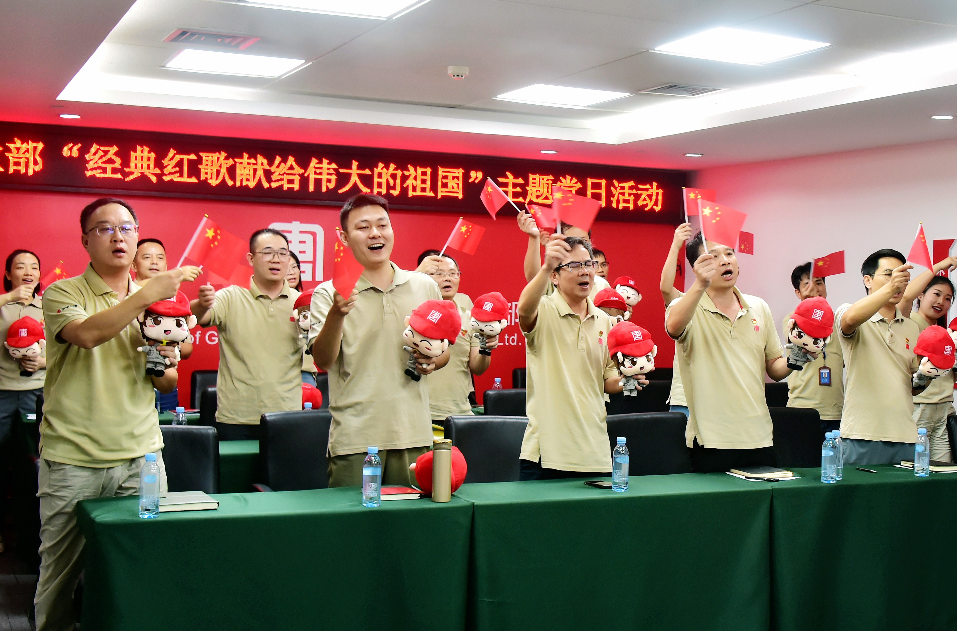 唱響經典紅歌（李莎 攝）_副本.jpg